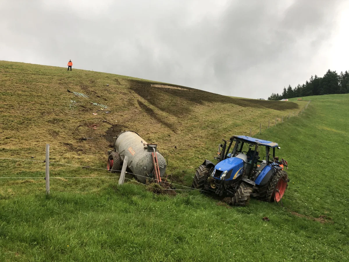 Dicken SG - Traktor mit Druckfass überschlägt sich - Mann verletzt