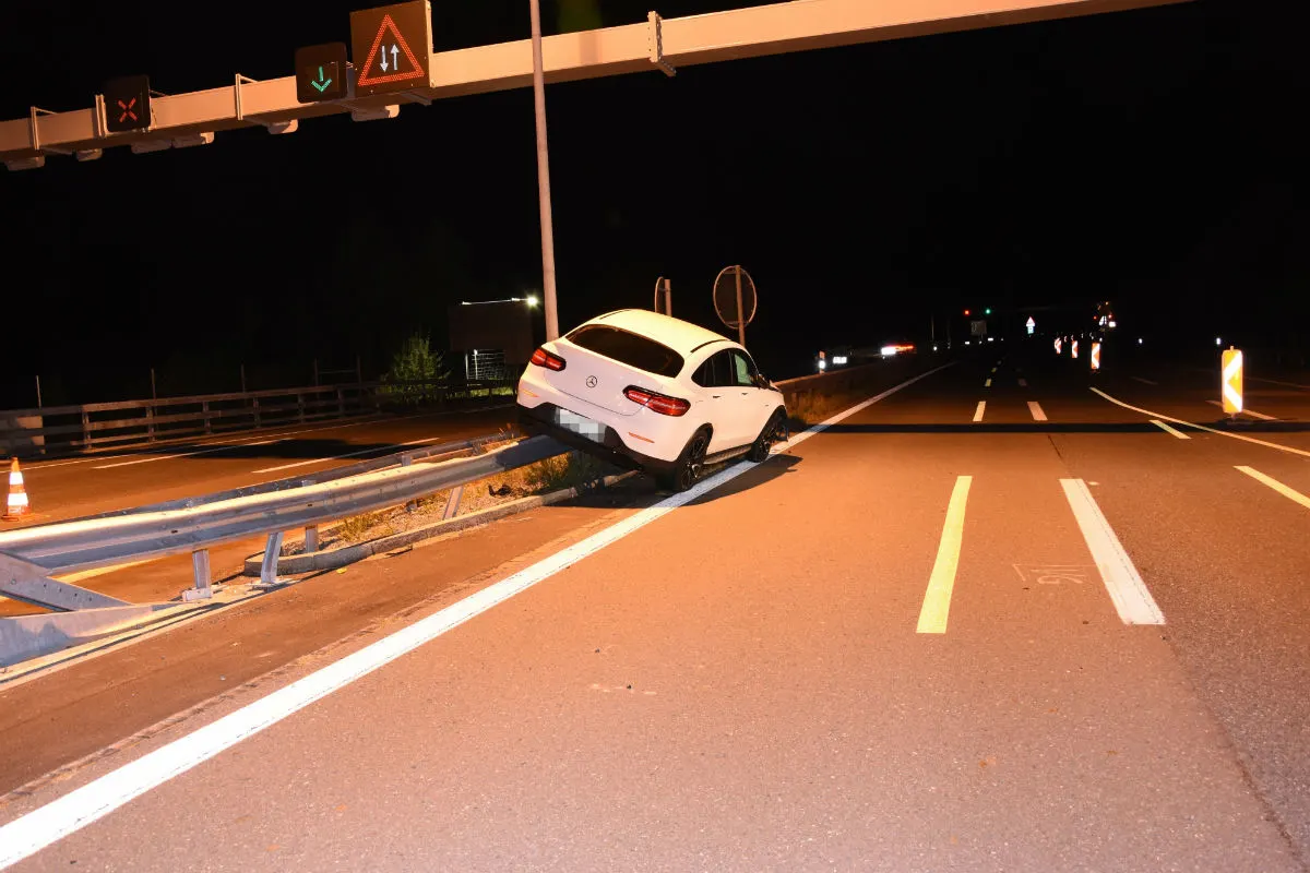 Walenstadt SG - Auto fährt auf Leitplanke