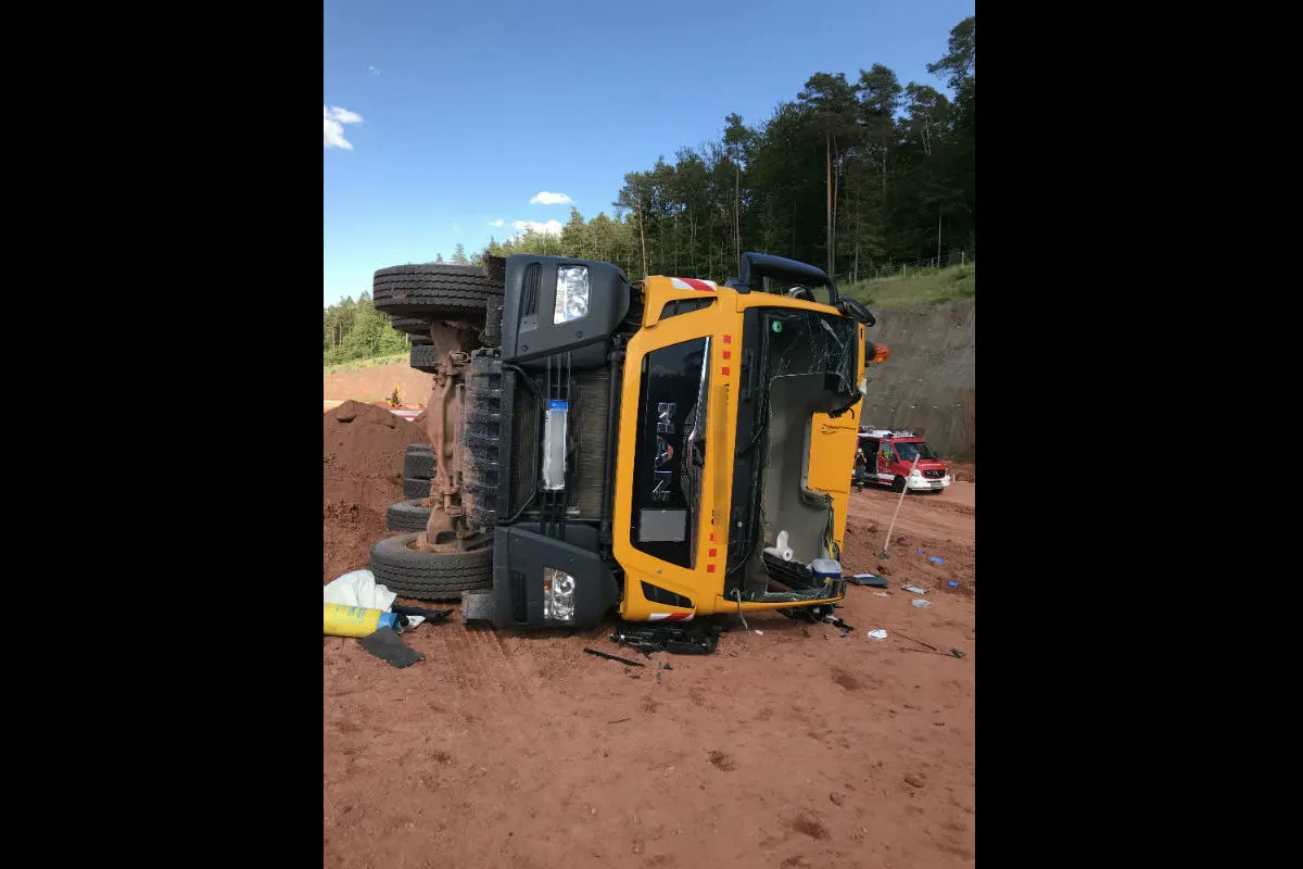 Lastwagen kippt um - Chauffeur schwer verletzt