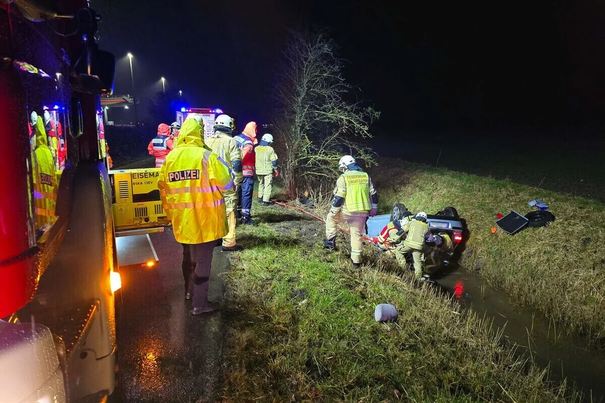 Lehrte NI - Auto überschlägt sich bei Unfall