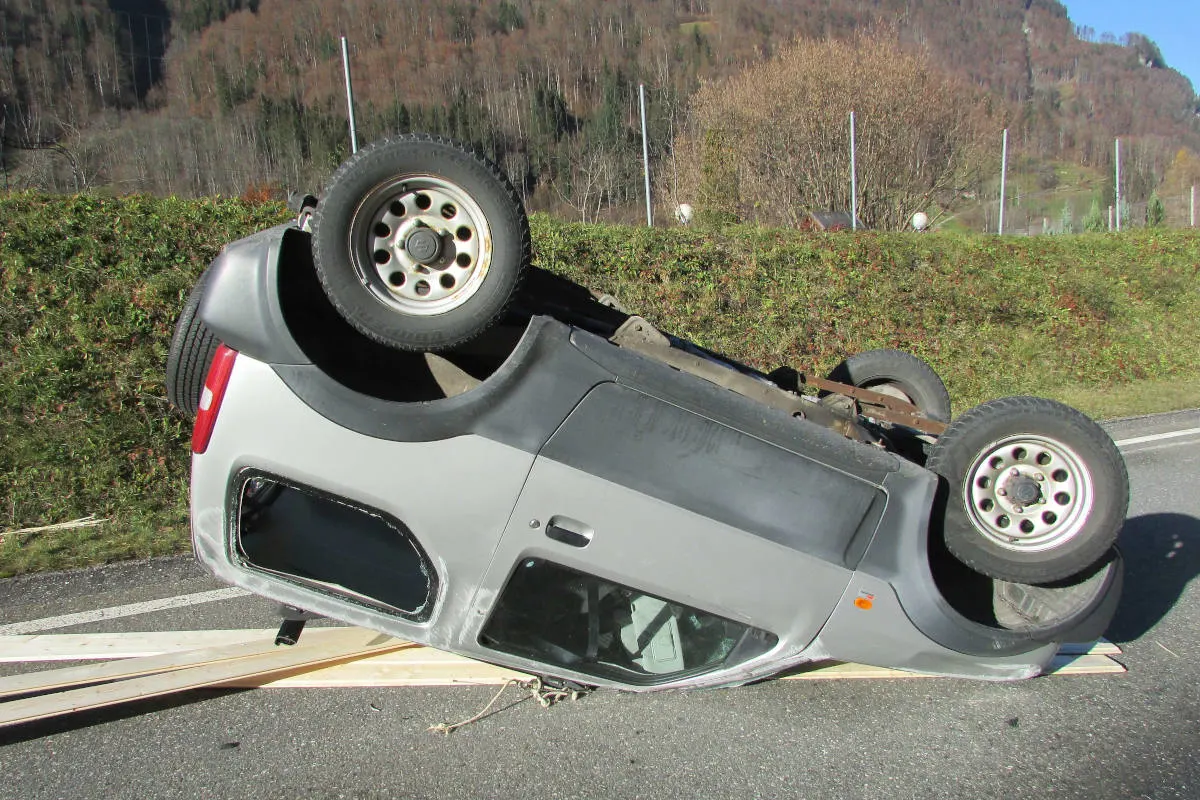 Verkehrsunfall in Rüti GL – Mit Fahrzeug überschlagen
