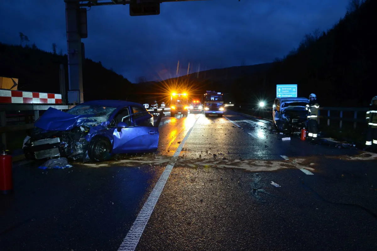 Nenzlingen BL - Frontalkcrash zwischen zwei Autos