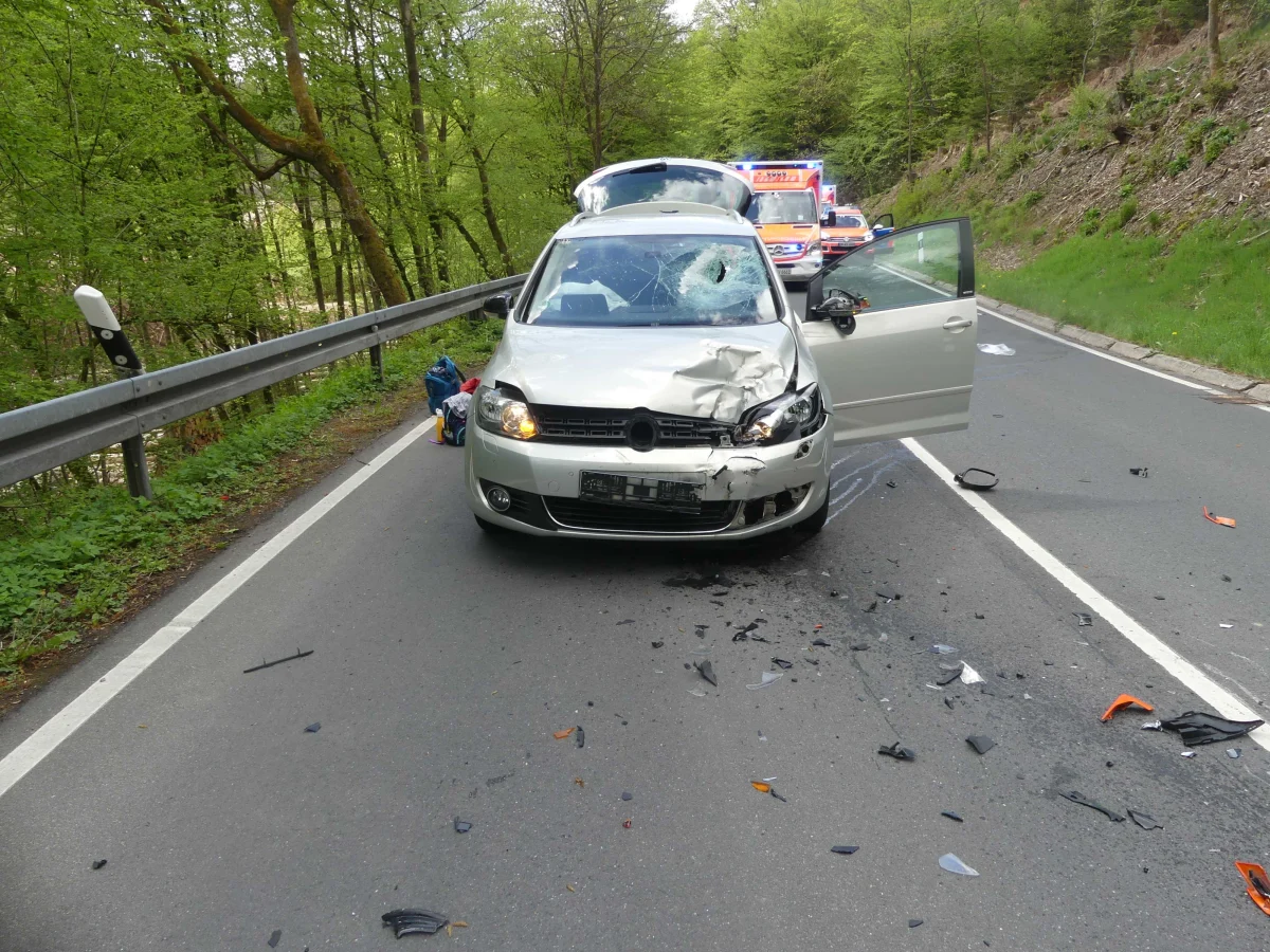 Lindlar – Drei Verletzte bei Frontalzusammenstoß zwischen Auto und Motorrad