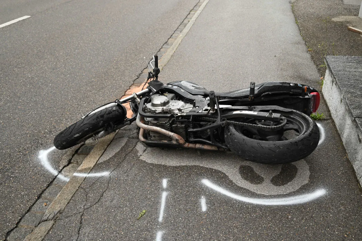 Unfall in Oberuzwil SG – Motorradlenker stürzt auf Trottoir
