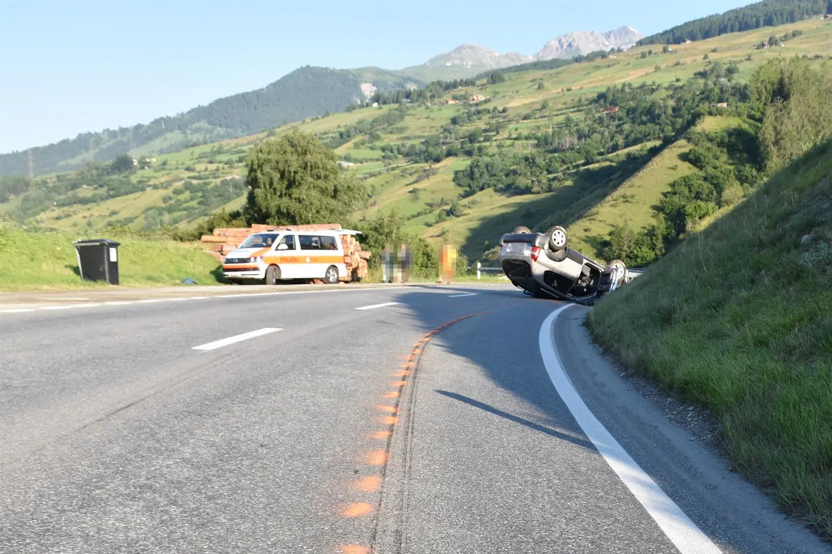 Scuol GR – Auto kippt auf Dach