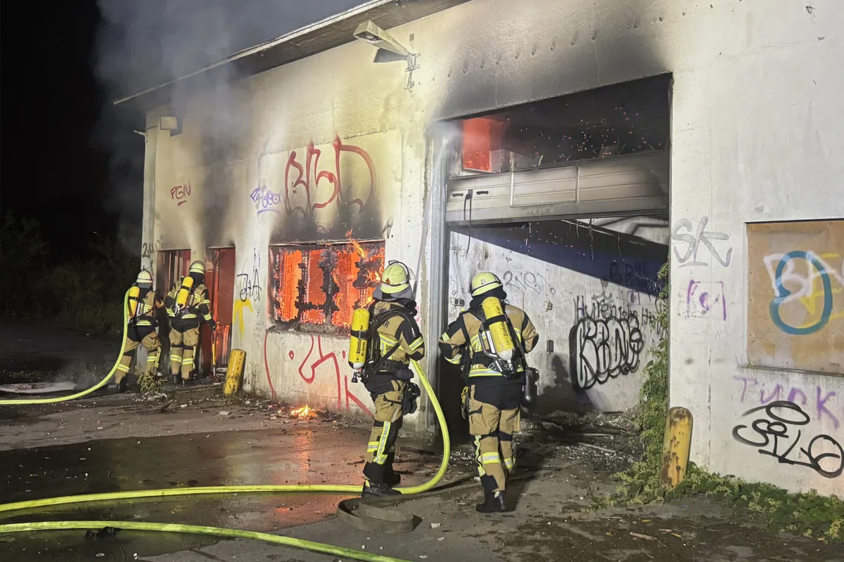 Essen NRW – Müllbrand in Lagerhalle