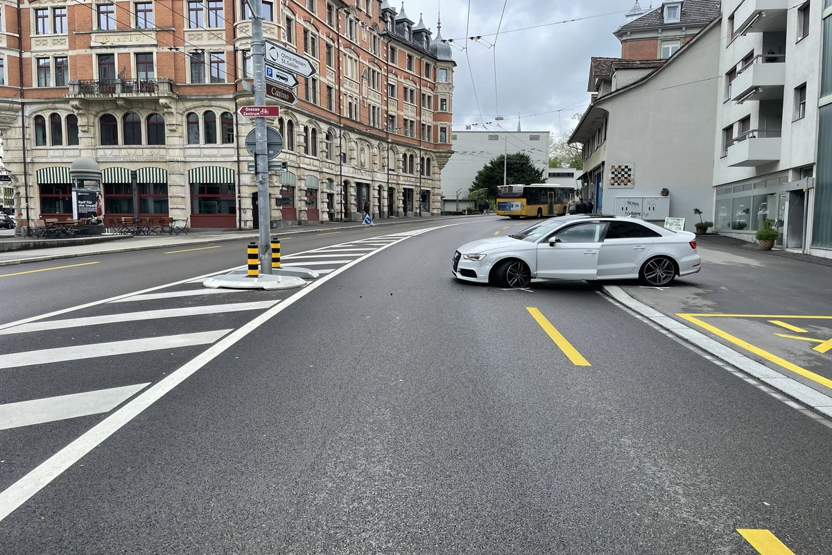 Erheblicher Sachschaden nach Selbstunfall in St. Gallen