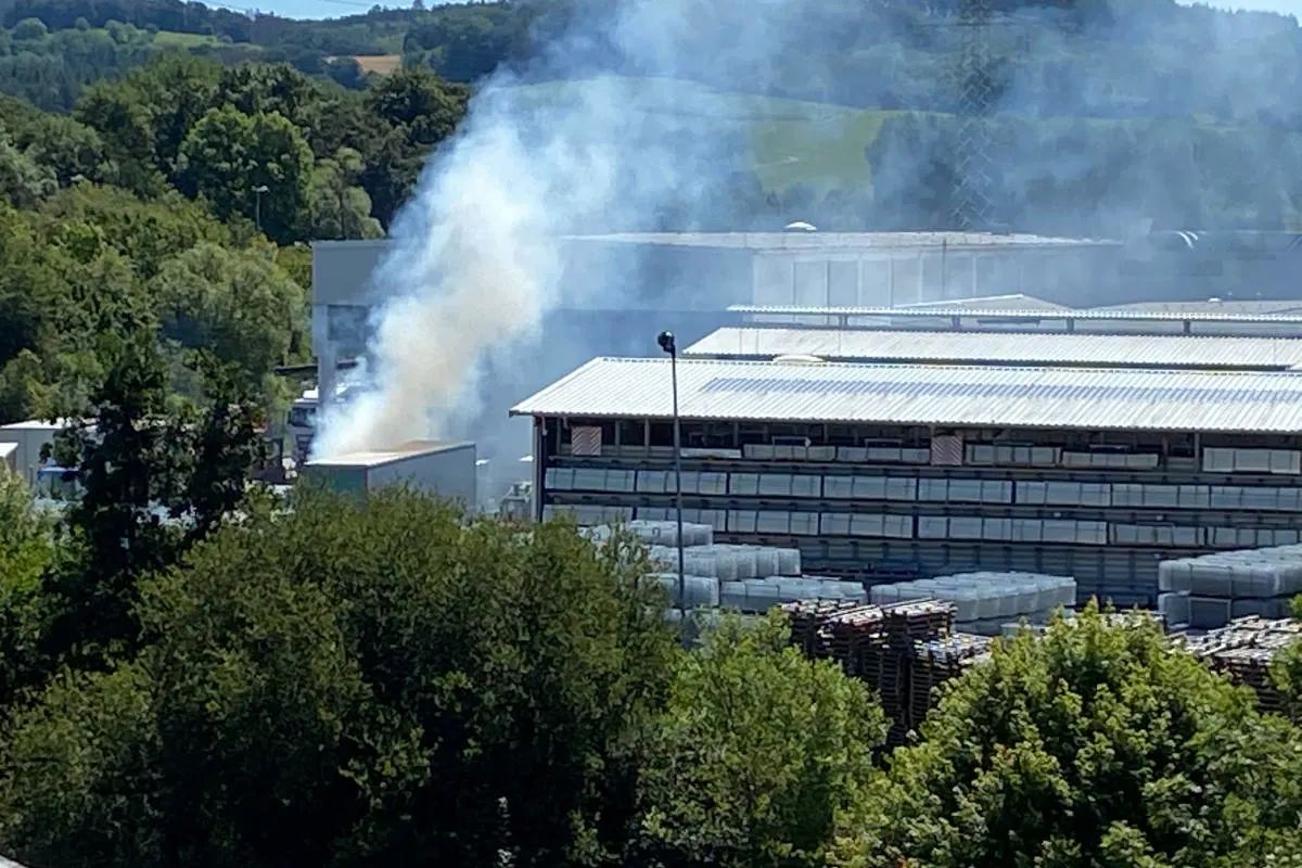Menden – Brand in Lagerhalle – Sechs Personen verletzt