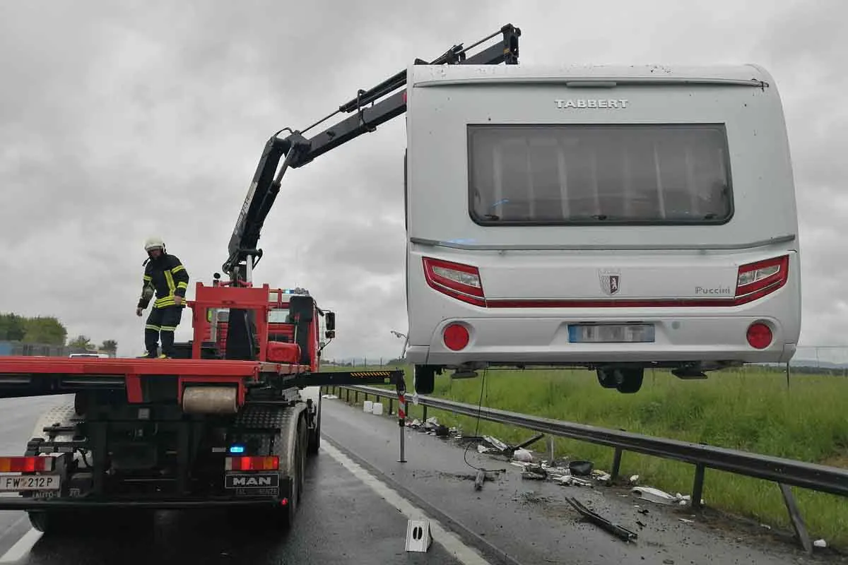 St.Pölten – Schrecklicher Unfall mit Wohnwagen auf der Autobahn