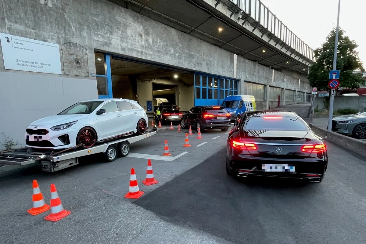 Verkehrskontrolle in Basel - 35 Fahrzeuge angehalten
