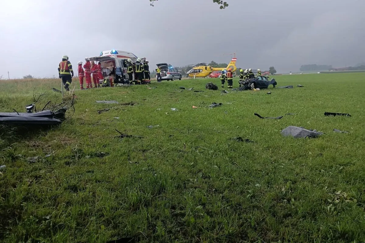 Unfall in Esternberg OÖ –  Auto zerteilt bei Aufprall
