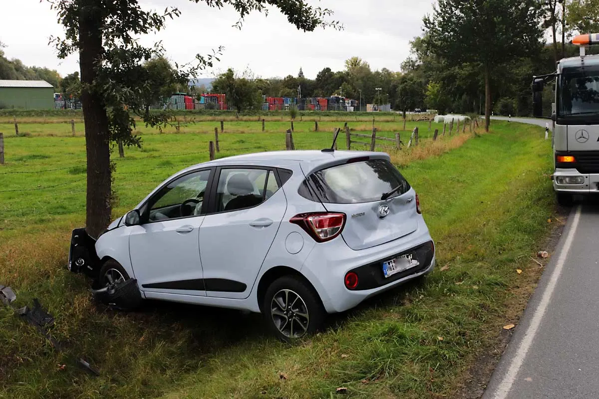 Höxter - Auto am Heck getroffen und gegen Baum geschleudert