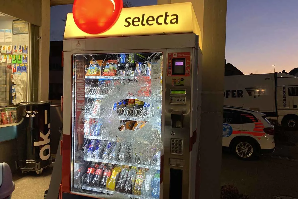 Zeugenaufruf zu Sachbeschädigung in Stadt Schaffhausen - Snack-Automat beschädigt und Gegenstände entwendet