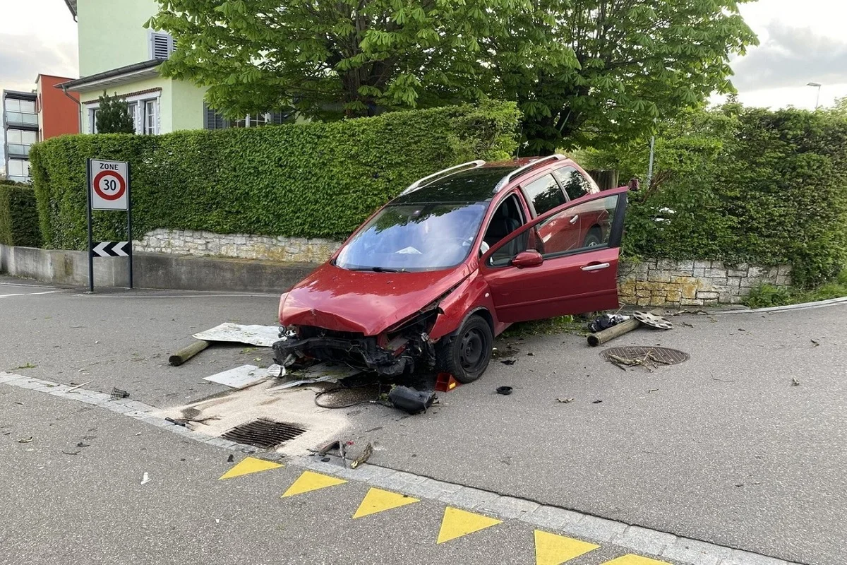 Verkehrsunfall mit Totalschaden in Neuhausen am Rheinfall SH
