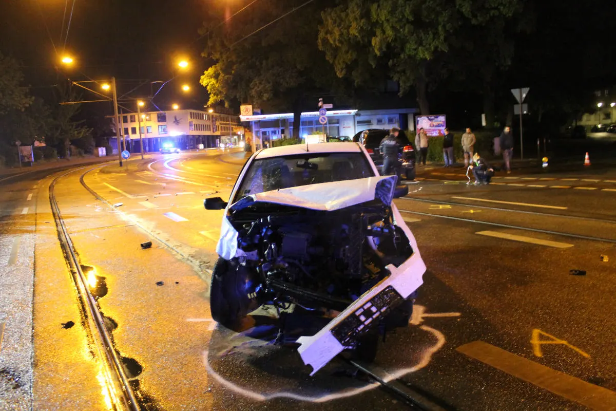 Duisburg – In Gegenverkehr geschleudert und Frontalunfall verursacht
