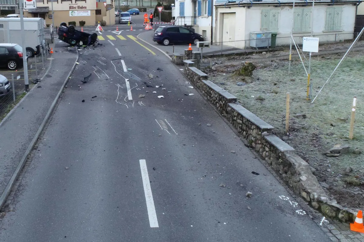 Reichenburg SZ - Fahrzeuglenker verletzt sich erheblich bei Selbstunfall