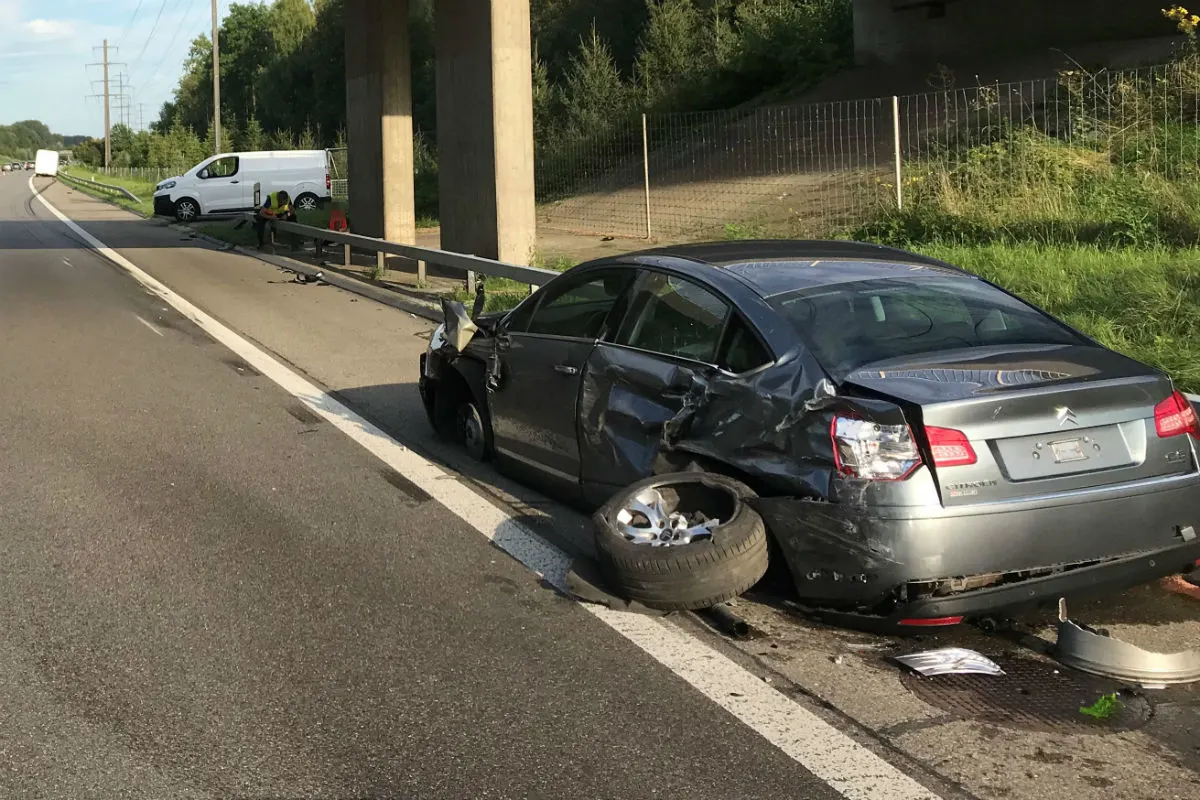 Felben-Wellhausen TG - Wegen Ablenkung mit Pannenfahrzeug kollidiert