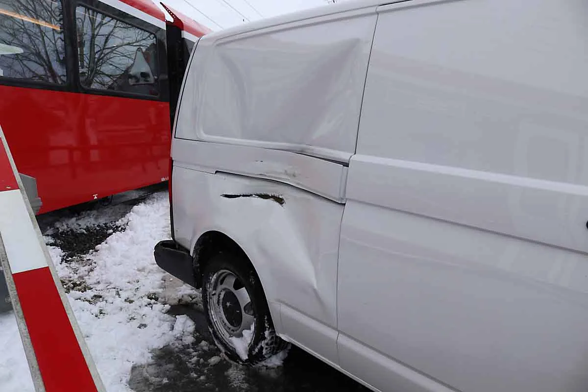 Gonten AI - Heftige Kollision zwischen Lieferwagen und Appenzellerbahn