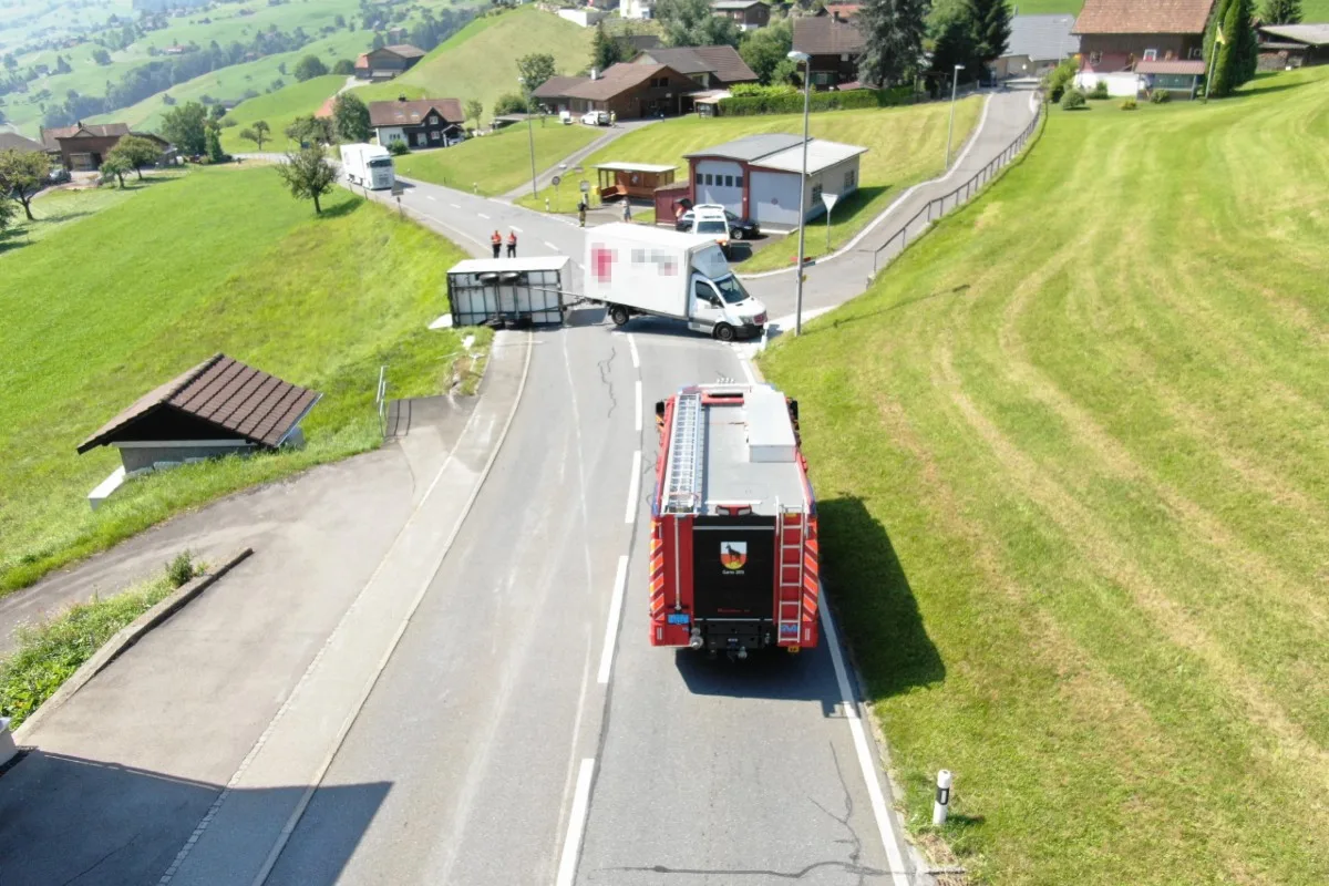 Spektakulärer Selbstunfall in Gams SG - Anhänger gekippt