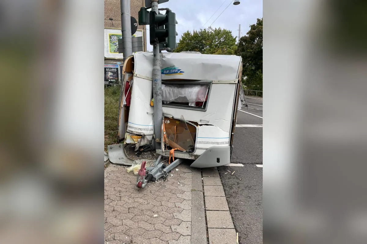 Saarbrücken – Wohnwagen löst sich von Anhängerkupplung und prallt gegen Signalmast