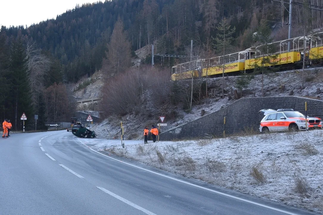 Totalschaden in Tiefencastel GR - Die Autolenkerin konnte aus dem Auto geborgen werden
