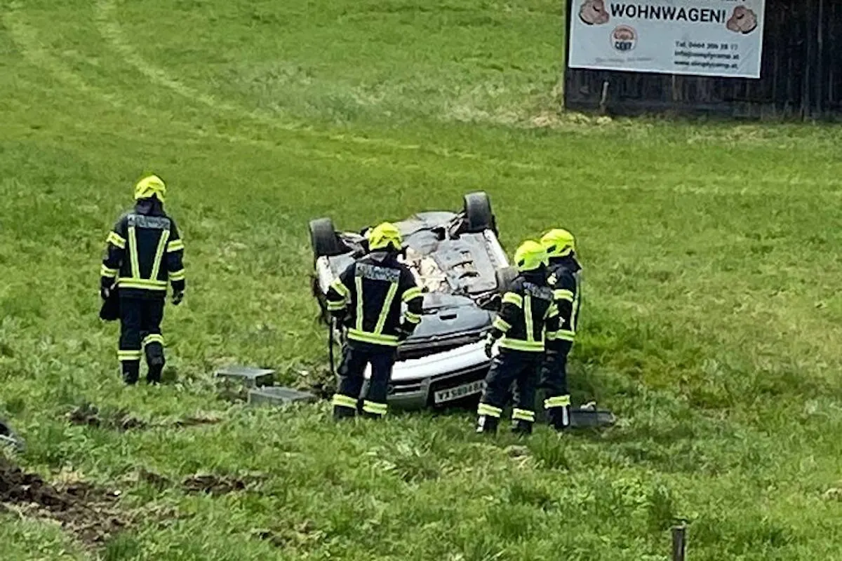Regau – Nach Frontalkollision überschlagen