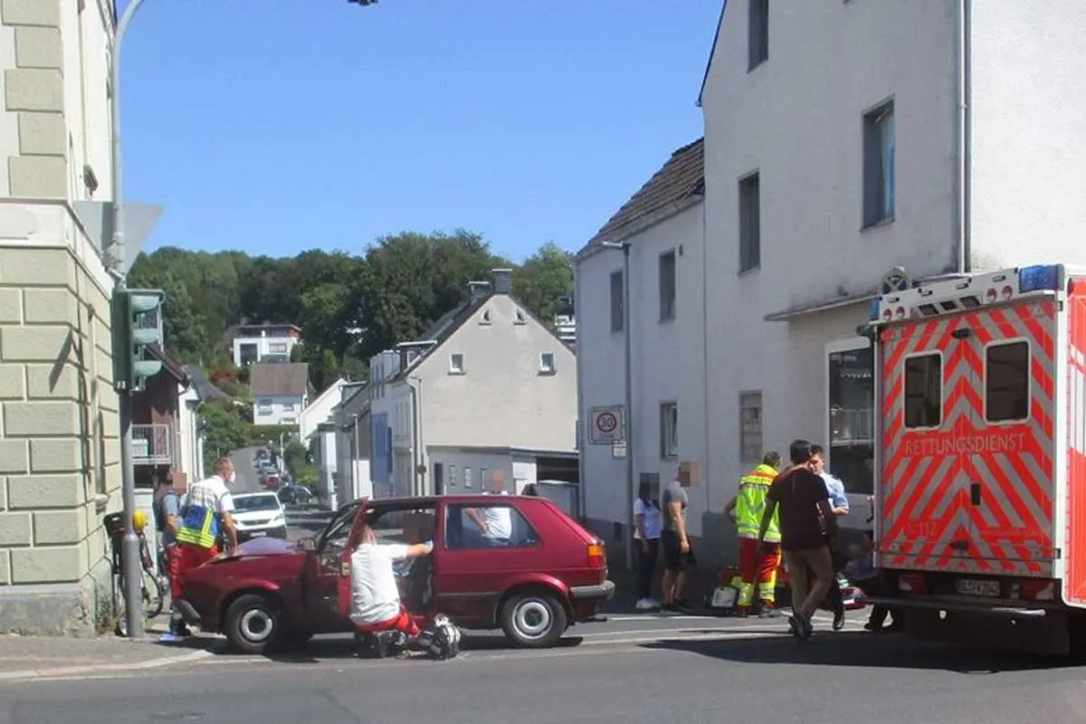 Bergisch Gladbach - Senior übersieht beim Abbiegen Mutter mit Kind