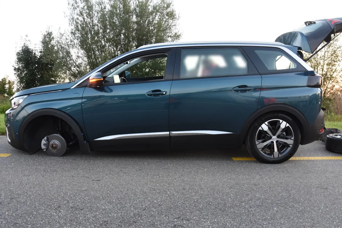 Thal SG - Auto verliert während der Fahrt ein Rad