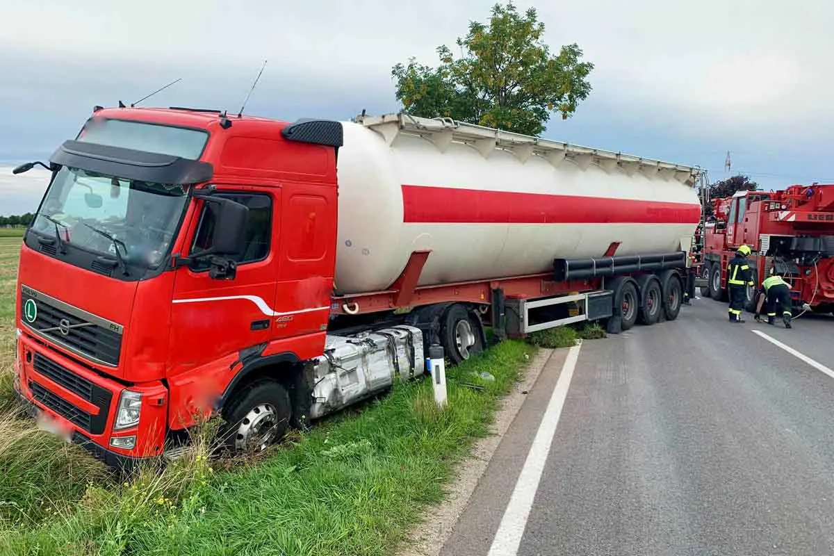 Schwechat - Unfall zwischen PKW und LKW endet glimpflich!