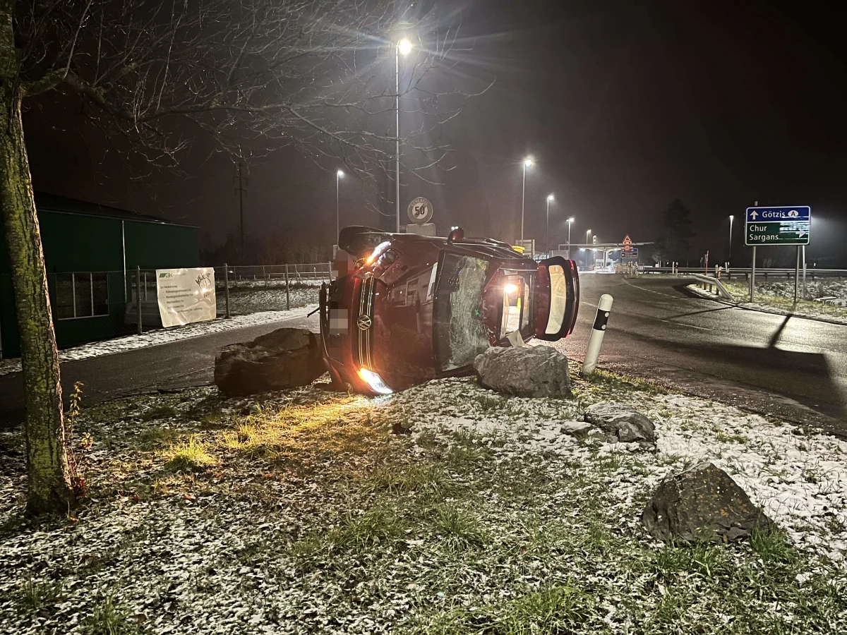 Kriessern SG – Auto landet nach Kollision mit Findling auf der Seite – Fahrer alkoholisiert