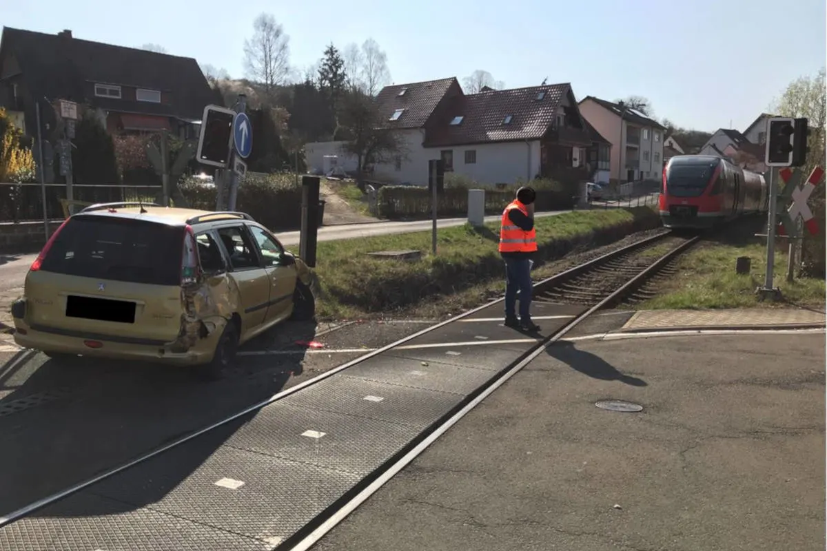 Schwerverletzte Person - Regionalbahn in Verkehrsunfall verwickelt