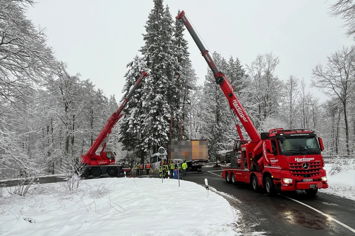 Willebadessen – Lastwagen rutscht bei Glätte in Graben