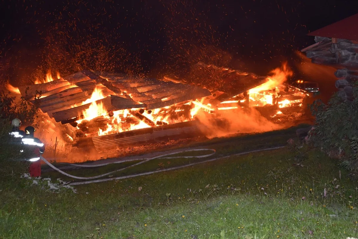 St. Antönien GR - Zwei Ställe brennen komplett aus