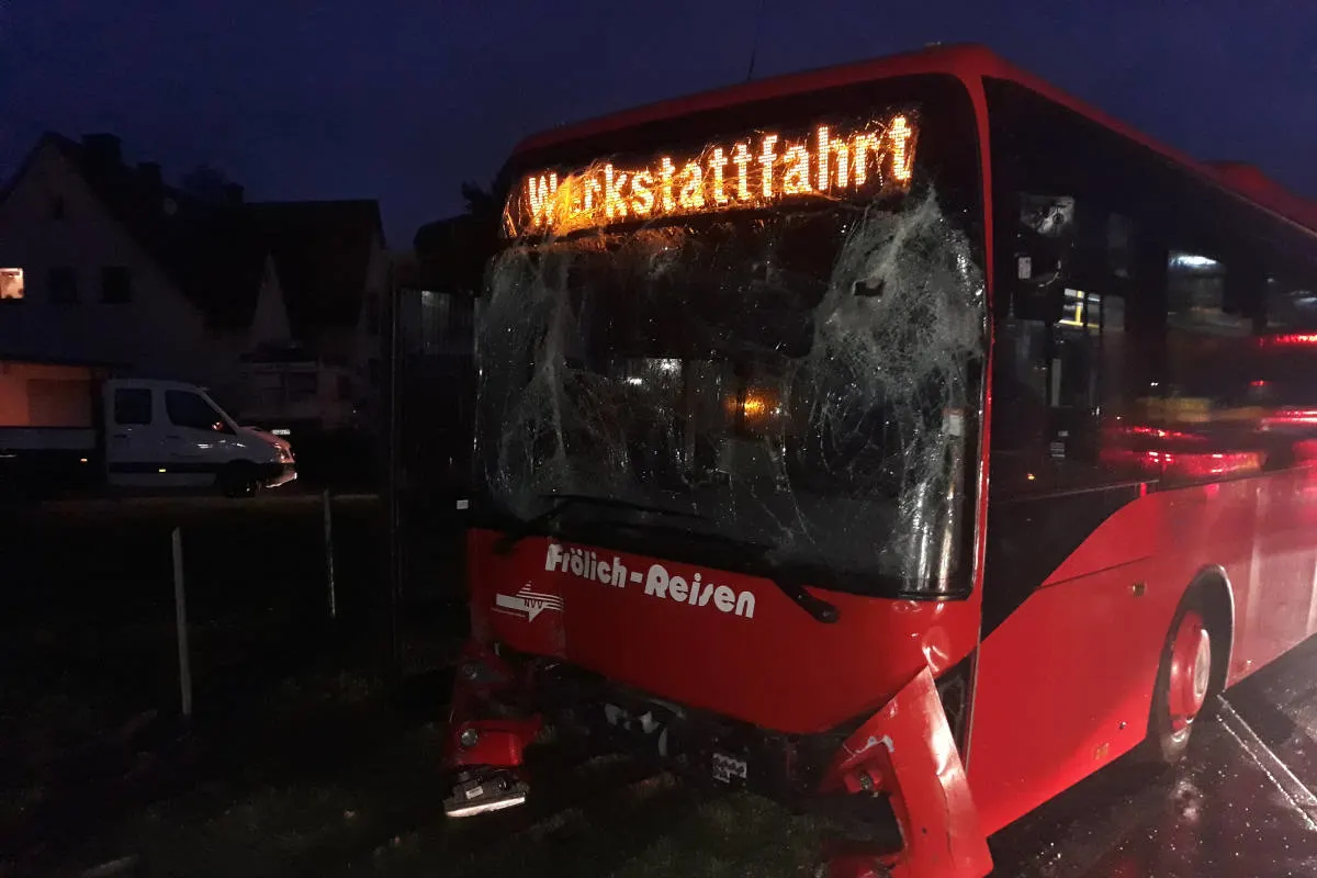 Eschwege - Linienbus landet in Gartengrundstück