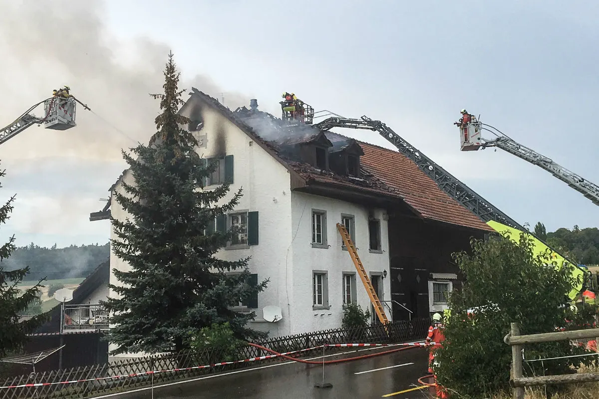 Bülach ZH - Hoher Sachschaden bei Hausbrand