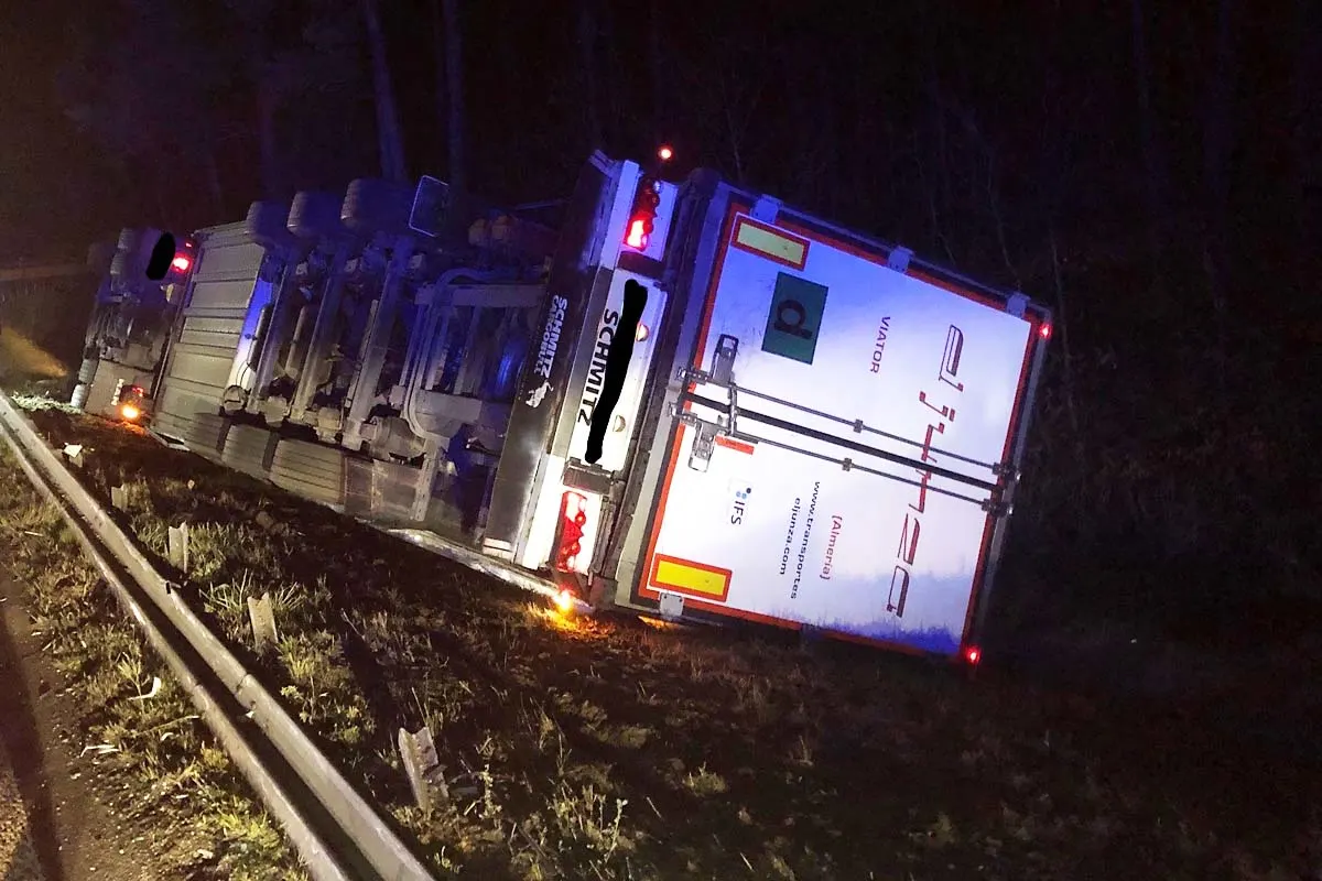 Verkehrsunfall in Kandel - Lkw mit Obst und Gemüse umgekippt