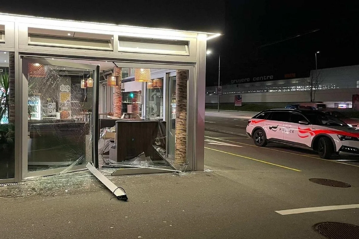 Bulle FR - Rückwärts ins Schaufenster eines Restaurants gefahren