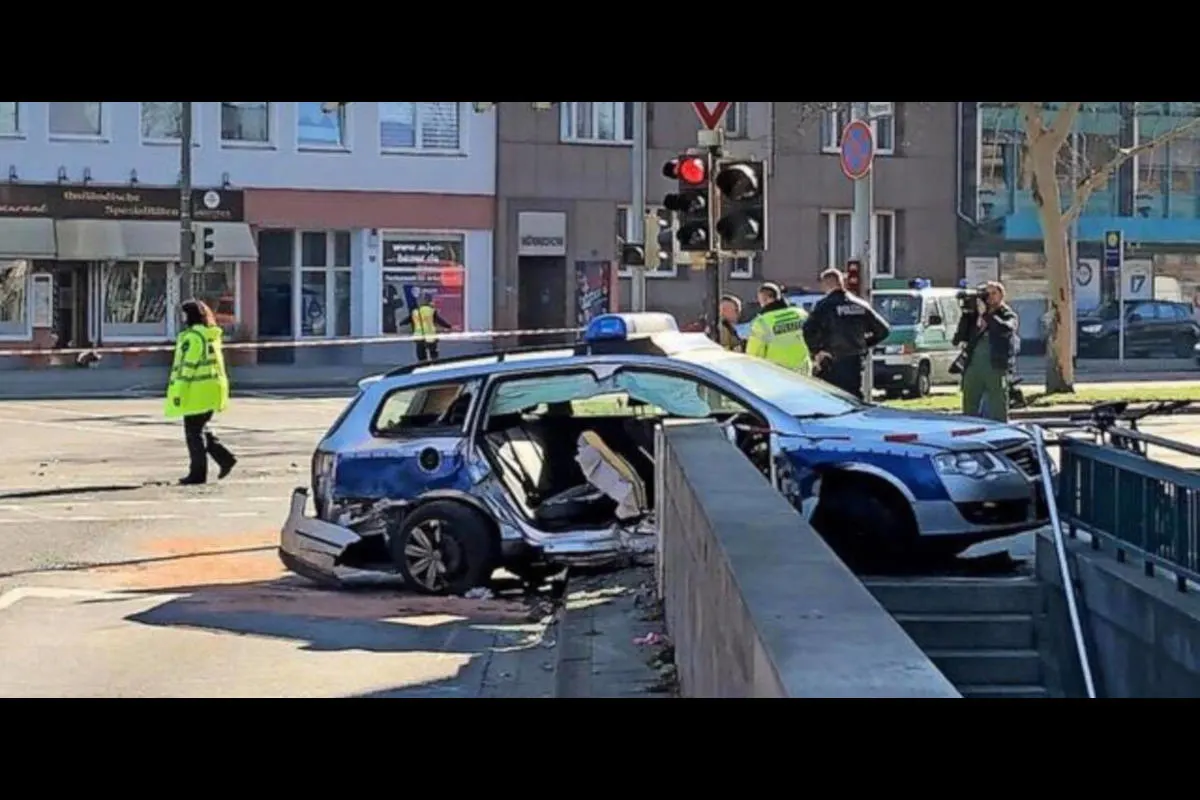 Streifenwagen kollidieren bei Einsatzfahrt