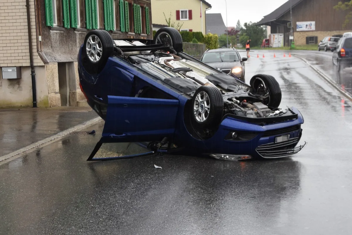 Neuhaus SG - Autolenkerin baut wegen Ablenkung Selbstunfall