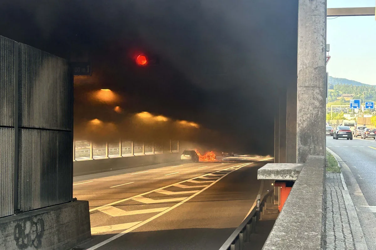 A1 Neuenhof AG – Mehrere Autos nach Auffahrkollisionen auf Autobahn in Brand geraten