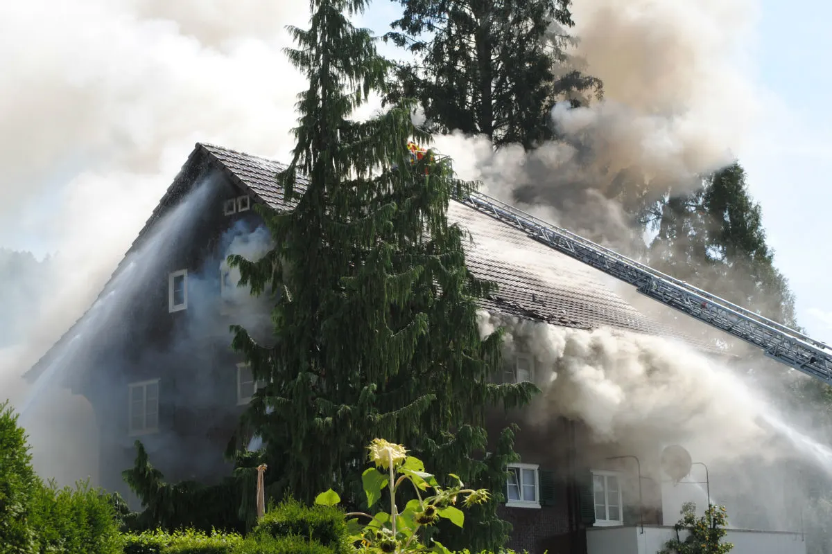 Reiden LU - Dachstock fängt Feuer