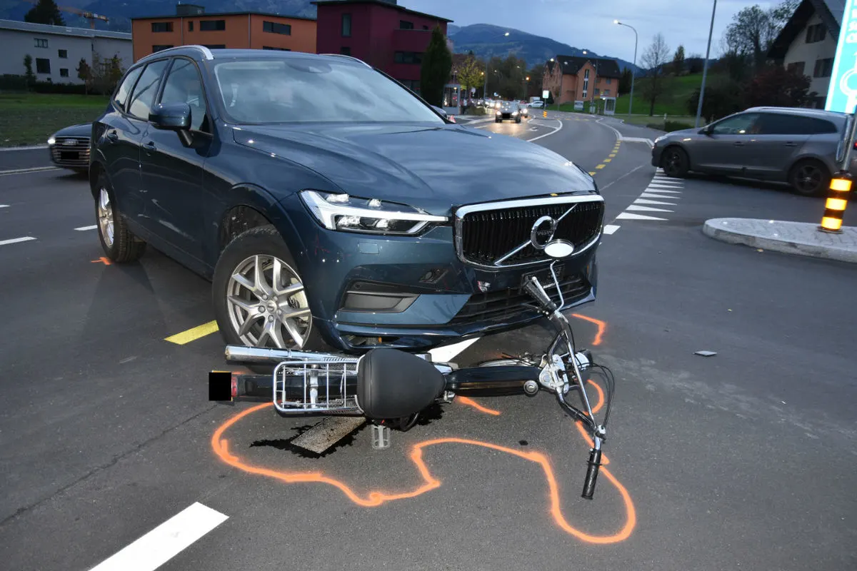 Unfall Bendern FL - Kollision zwischen Auto und Mofa