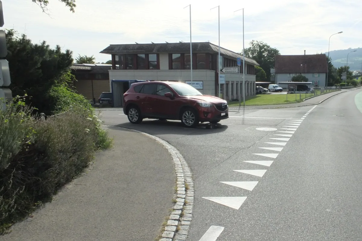 Unfall in Tübach SG -  Junge Velofahrerin nach Kollision mit Auto leicht verletzt