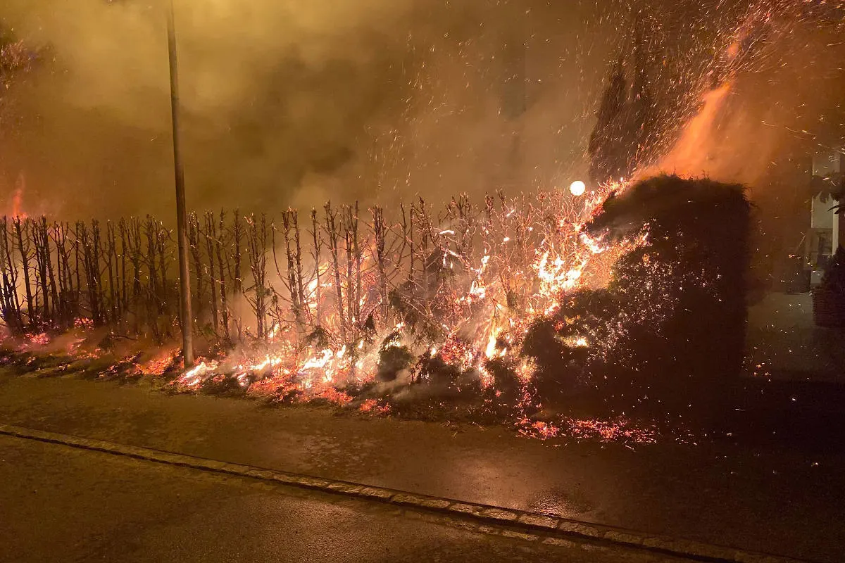 Hünenberg ZG – Hecke in Brand geraten