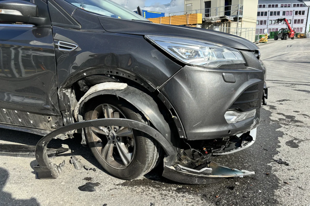 Schaan FL - Gabelstapler mit Auto kollidiert