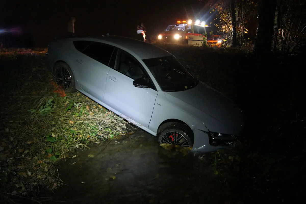Zug ZG - Selbstunfall endet im Bach