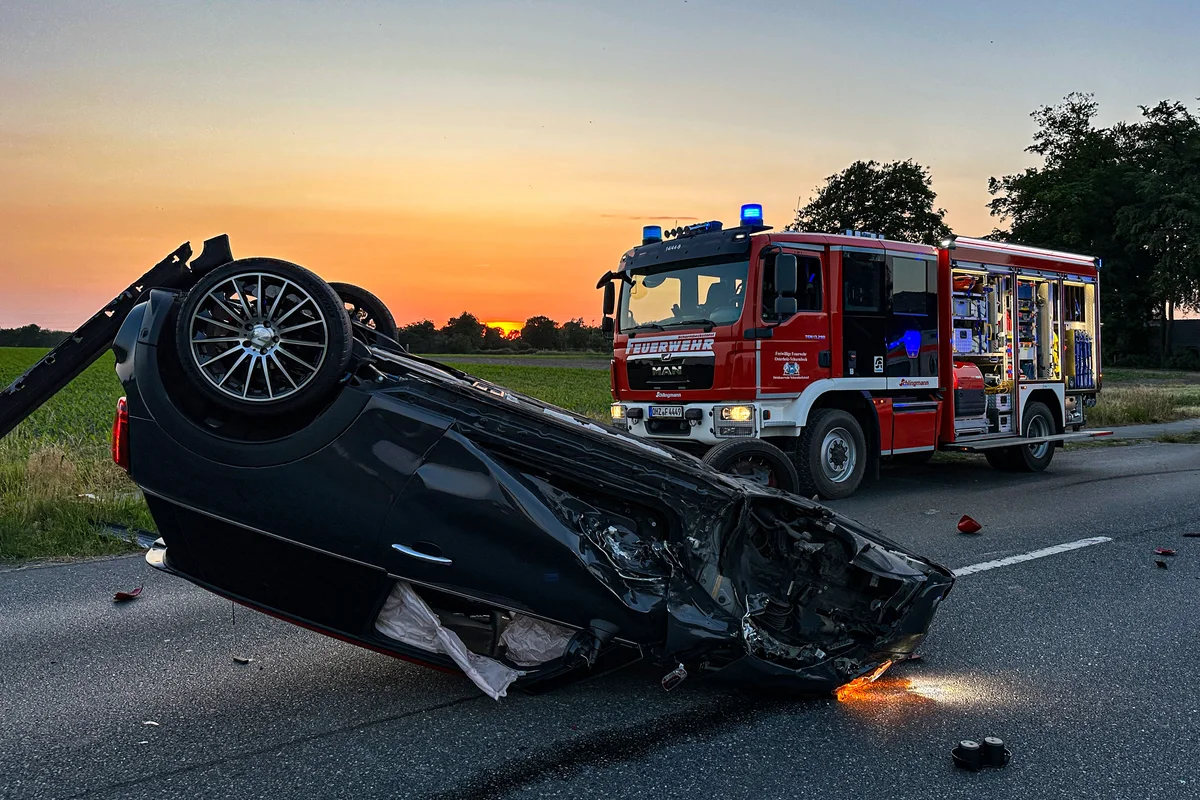 Osterholz-Scharm NI - Auto landet nach Unfall auf dem Dach