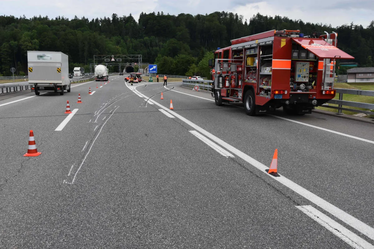 Tuggen SZ – Lastwagen abgedrängt – Anhänger gekippt