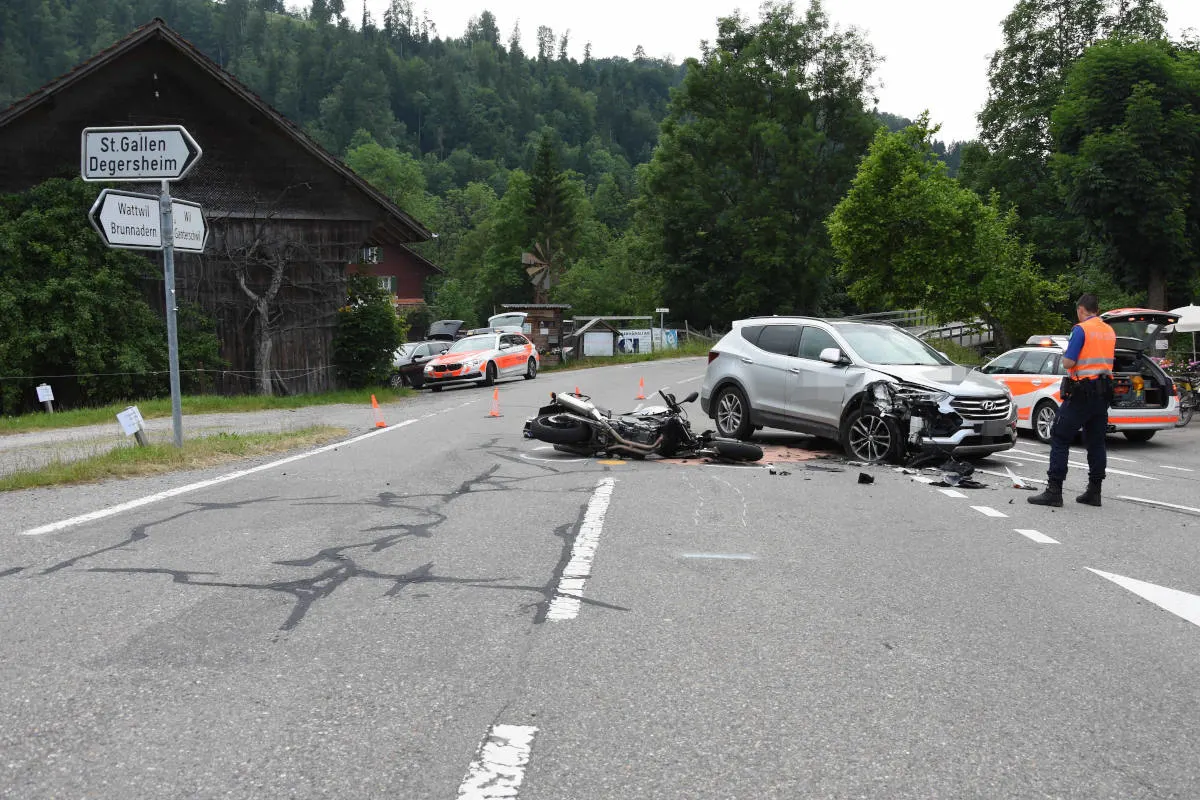 Mogelsberg SG – Unfall beim Abbiegen – Motorradfahrer unbestimmt verletzt