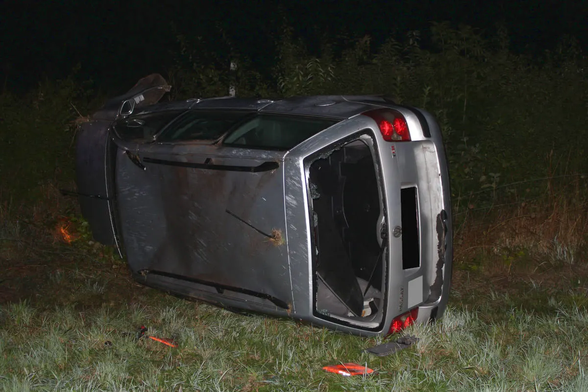 Hille – Mann (24) schwer verletzt - PKW kommt von Straße ab und überschlägt sich